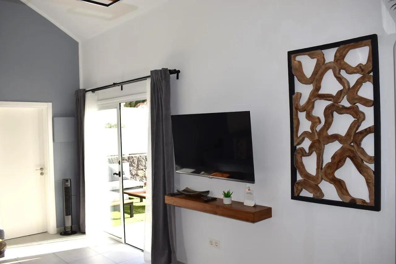 Bungalow La Palmera: Beachfront with Pool View Costa Teguise Apartment