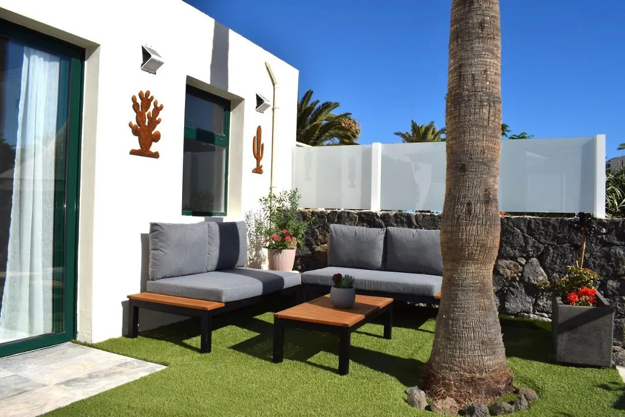 Bungalow La Palmera: Beachfront with Pool View Costa Teguise Apartment