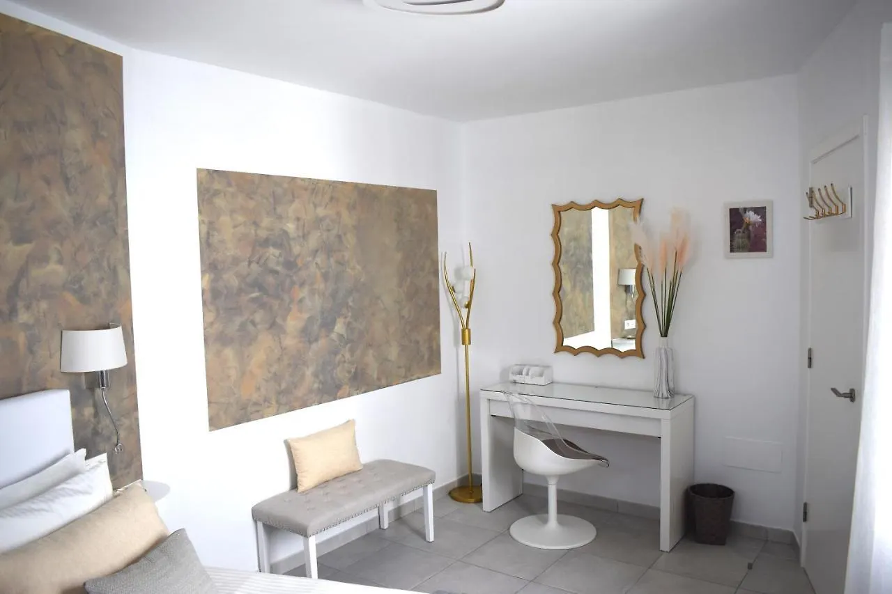 Bungalow La Palmera: Beachfront with Pool View Costa Teguise