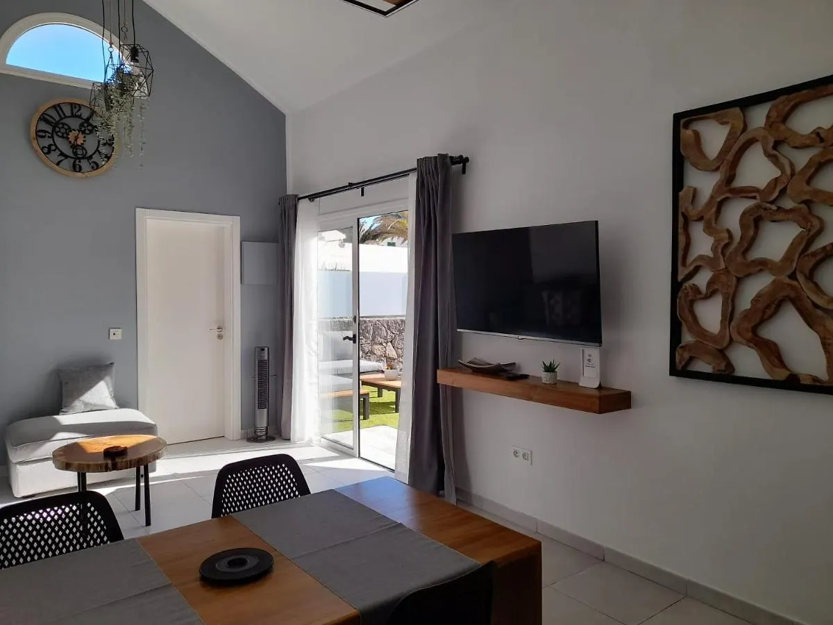 Bungalow La Palmera: Beachfront with Pool View Costa Teguise Apartment