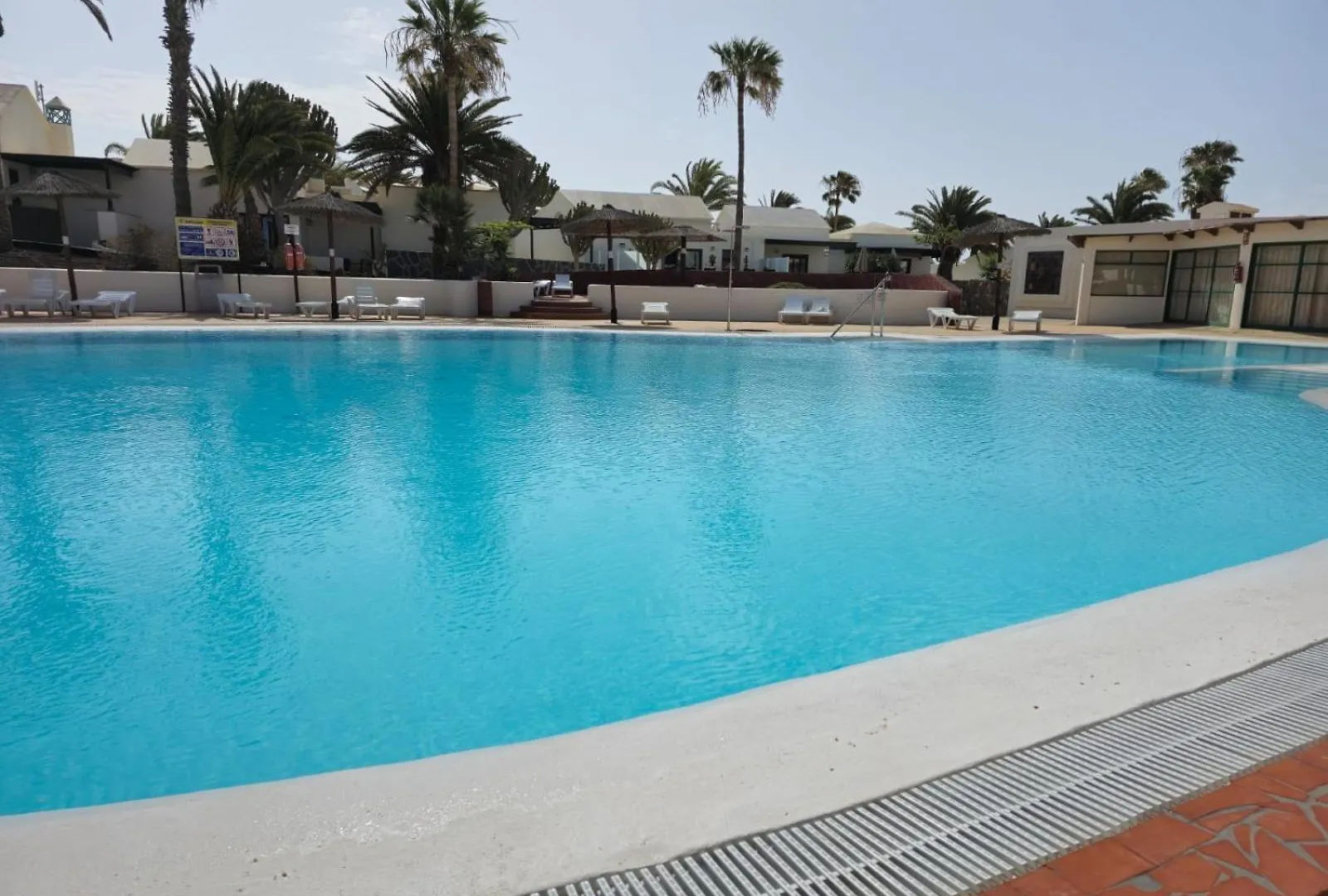 Bungalow La Palmera: Beachfront with Pool View Costa Teguise Spain